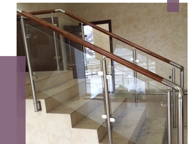 Комбинированные перила из металла и дерева в Заволжье